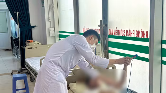 Khi vào viện, bệnh nhân còn tỉnh nhưng mệt nhiều, buồn nôn, đồng thời có chấn thương gây biến dạng vùng đùi và bàn chân phải. Ảnh: BVCC.
