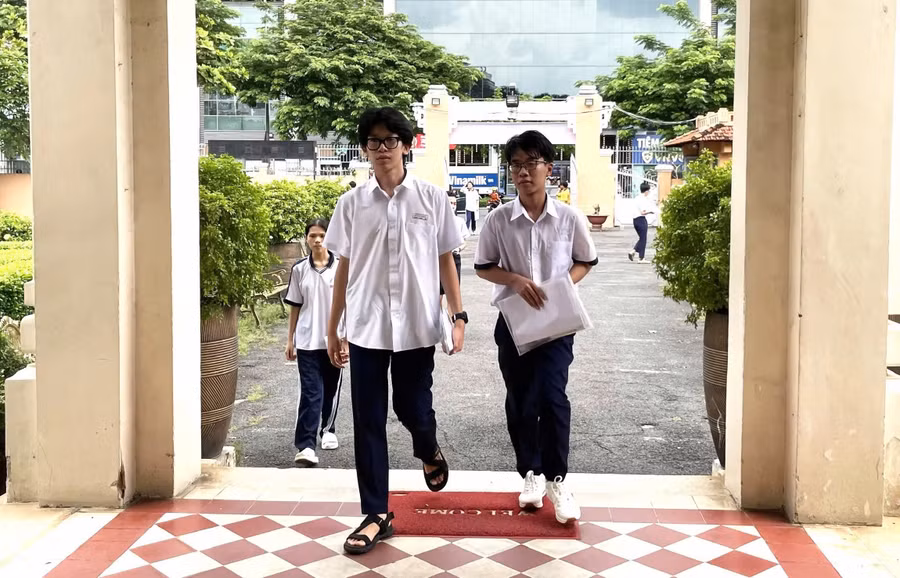 Thí sinh bước vào phòng thi môn chuyên.