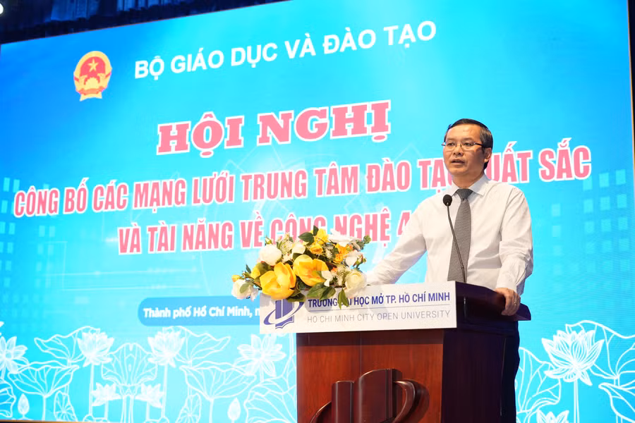 Thứ trưởng Nguyễn Văn Phúc phát biểu tại hội nghị. Ảnh: HCMOU