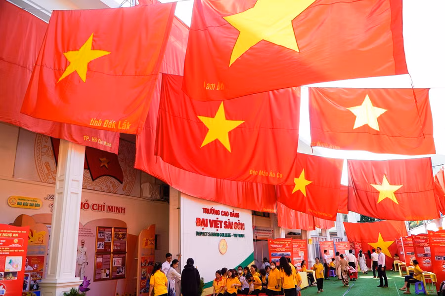 lang-dong-tinh-yeu-dan-toc-qua-trien-lam-quoc-ky-viet-nam1.jpg