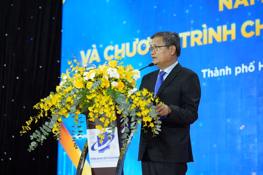 dai-hoc-mo-tphcm-khai-giang-nam-hoc-moi2.jpg