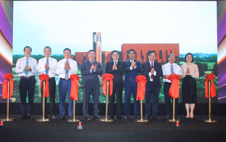 Các đại biểu cắt băng khánh thành