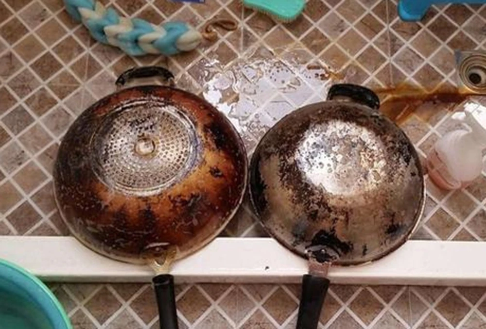 Làm sạch cháy khét dưới đáy nồi chảo trong nốt nhạc | Báo Giáo dục và Thời  đại Online