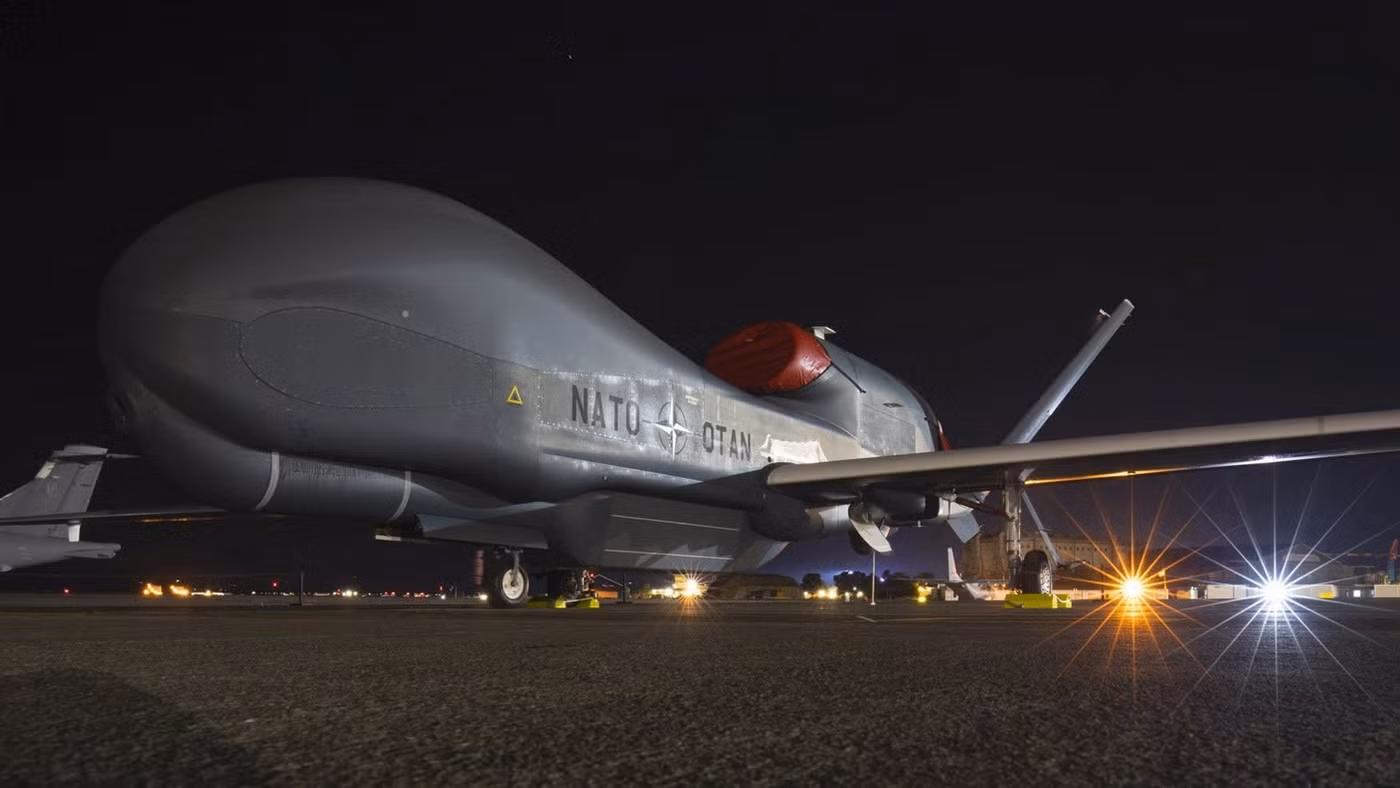 RQ-4D Phoenix bay trinh sát trên Biển Đen báo trước cuộc tấn công tên lửa?
