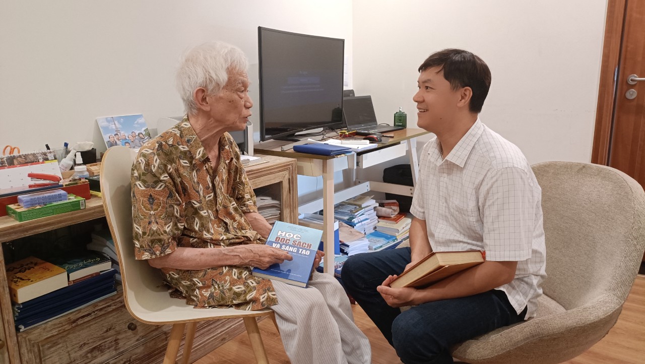 PGS.TS Đặng Quốc Bảo trao đổi với phóng viên Báo Giáo dục và Thời đại. Ảnh: NVCC