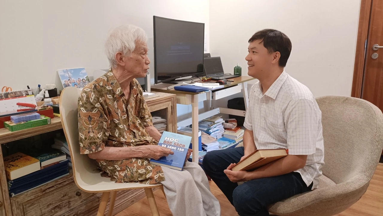 PGS.TS Đặng Quốc Bảo trao đổi với phóng viên Báo Giáo dục và Thời đại. Ảnh: NVCC