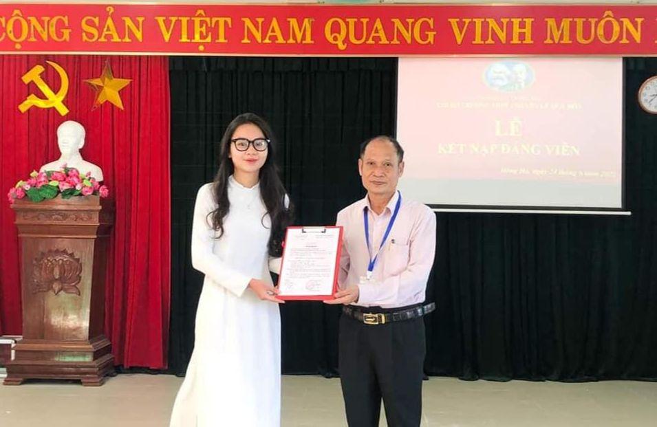 Thầy Nguyễn Hoài Nam – Bí thư Chi bộ Trường THPT chuyên Lê Quý Đôn trao quyết định kết nạp Đảng cho Văn Thái Ngọc Hân. Ảnh: TG