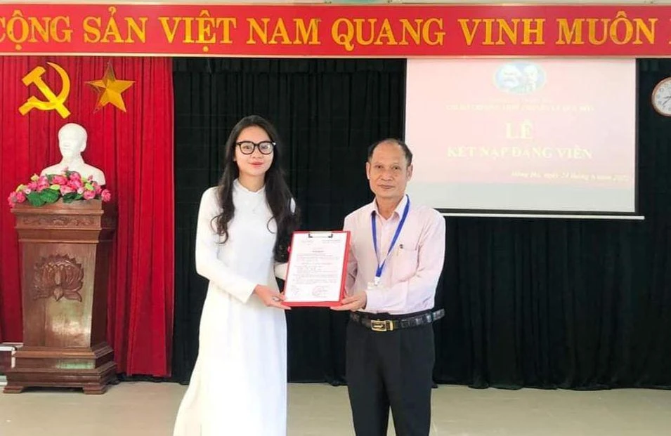 Thầy Nguyễn Hoài Nam – Bí thư Chi bộ Trường THPT chuyên Lê Quý Đôn trao quyết định kết nạp Đảng cho Văn Thái Ngọc Hân. Ảnh: TG