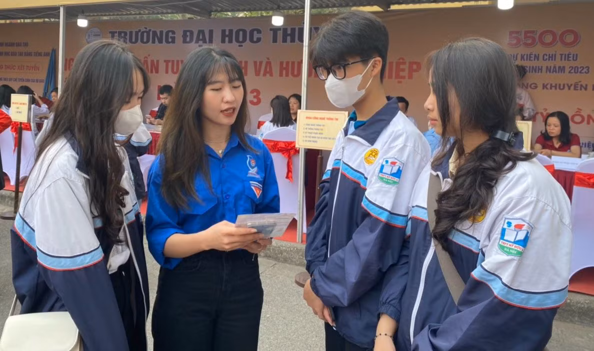 Nguyễn Thị Huyền Trang, sinh viên năm thứ tư, Khoa Điện – Điện tử, Trường ĐH Thuỷ lợi tham gia hoạt động tư vấn tuyển sinh hướng nghiệp. Ảnh: Ngô Chuyên Nguyễn Thị Huyền Trang, sinh viên năm thứ tư, Khoa Điện – Điện tử, Trường ĐH Thuỷ lợi tham gia hoạt động tư vấn tuyển sinh hướng nghiệp. Ảnh: Ngô Chuyên