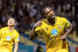 Rimario gặp chấn thương sau trận thua Bình Dương.