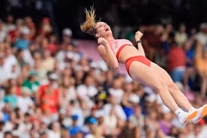 Vẻ đẹp nóng bỏng của Nữ VĐV nhảy sào Canada