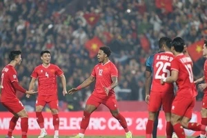 Tuyển Việt Nam thắng sát nút Thái Lan ở chung kết lượt đi AFF Cup.