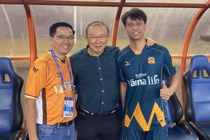 HLV Park Hang Seo tới dự khán trận đấu của Hoàng Anh Gia Lai ở vòng 18 V-League.