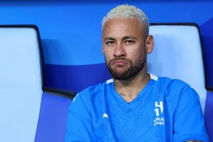 Neymar tiếp tục chấn thương sau khi trở lại sân cỏ.