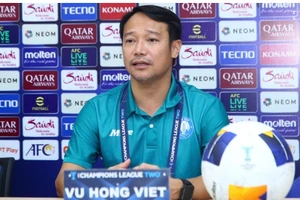 HLV Hồng Việt tiếc nuối khi Nam Định không thể thắng Bangkok FC.