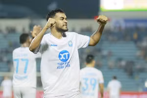 Brenner liên tục ghi bàn trong màu áo Nam Định FC.