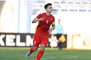 Bùi Hoàng Việt Anh rời tuyển Việt Nam vì chấn thương.