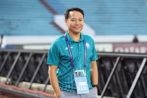 HLV Vũ Hồng Việt giúp Nam Định sáng cửa vô địch V-League 2024/2025.