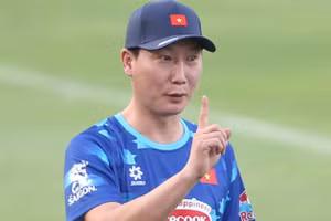 HLV Kim Sang Sik dẫn dắt tuyển các ngôi sao Đông Nam Á đấu với Man United.