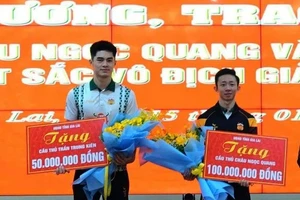 2 cầu thủ Hoàng Anh Gia Lai nhận thưởng sau ngôi vô địch AFF Cup 2024.