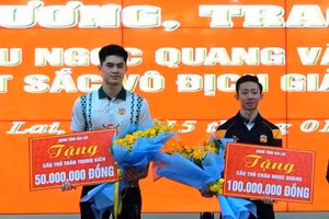 2 cầu thủ Hoàng Anh Gia Lai nhận thưởng sau ngôi vô địch AFF Cup 2024.