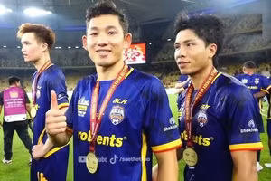 Hai Long và Hoàng Đức được đánh giá cao ở trận đấu với Man United.