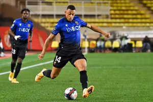 Dan Ndoye của Bologna sáng cửa gia nhập Man United.