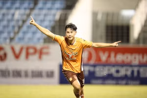 Trần Gia Bảo lập cột mốc đáng nhớ trong trận gặp Nam Định.