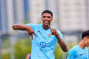 Tiền đạo Kyle Hudlin liên tục ghi bàn trong màu áo CLB Nam Định.