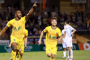 Sông Lam Nghệ An bất ngờ đánh bại Nam Định ở vòng 2 V-League.