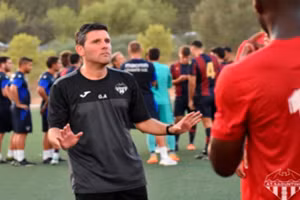 HLV Gerard Albadalejo dẫn dắt Ninh Bình ở V-League 2025/26.