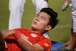 Phan Tuấn Tài chấn thương nặng ở vòng 5 V-League.
