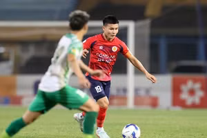 Quang Hải nguy cơ lỡ hẹn so tài với Man United vì vấn đề sức khỏe.