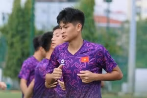 Tiền đạo Nguyễn Văn Bách sang Nhật Bản tập huấn.