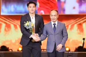 Đình Bắc nhận giải thưởng Gương mặt trẻ Thể thao của năm. Ảnh: VFF.