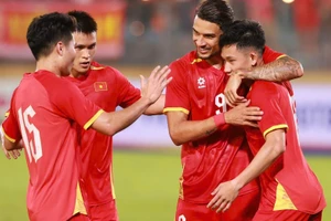 Tuyển Việt Nam thắng cách biệt Bangladesh trên sân Hàng Đẫy. Ảnh: Hồ Hoàng Hải.