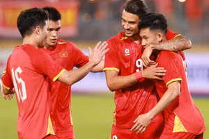 Tuyển Việt Nam thắng cách biệt Bangladesh trên sân Hàng Đẫy. Ảnh: Hồ Hoàng Hải.