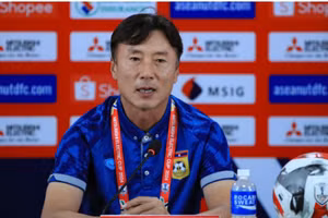 HLV Ha Hyeok Jun của tuyển Lào ấn tượng với sức mạnh của tuyển Việt Nam.