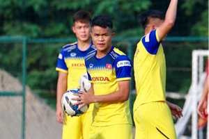 Dụng Quang Nho làm khán giả ở vòng 9 V-League vì án treo giò.