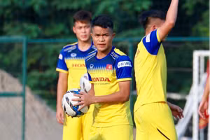 Dụng Quang Nho làm khán giả ở vòng 9 V-League vì án treo giò.