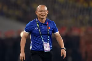 Thầy Park làm HLV cho team Park Hang Seo trong trận đấu từ thiện tại sân Gò Đậu.