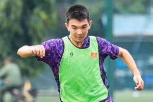 Maxwell James Peereboom đang hòa nhập nhanh với lối chơi của U17 Việt Nam.