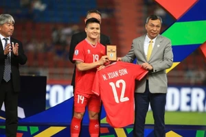 Quang Hải thay Xuân Son nhận 2 giải thưởng ở ASEAN Cup.