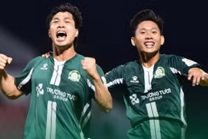 Công Phượng lập cú đúp vào lưới Hòa Bình ở vòng 15 giải hạng Nhất.