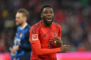 Alphonso Davies lọt tầm ngắm của Man United.