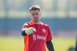 Tom Heaton gia hạn một năm với Man United.