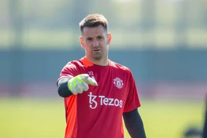 Tom Heaton gia hạn một năm với Man United.