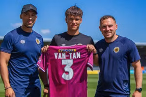 Alex Van-Tam được bầu chọn là Cầu thủ xuất sắc nhất mùa giải của U18 Boston United.