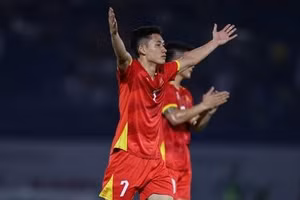 Tiền vệ Hai Long ngày càng tiến bộ trong màu áo đội tuyển Việt Nam.