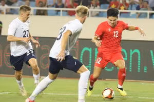 Tuyển Việt Nam thua cách biệt Nga ở LPBank Cup.